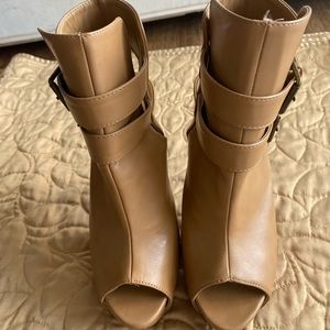 Wild Diva lounge woman’s heels. Open toe. Color tan. Size 7 1/2. Good condition.